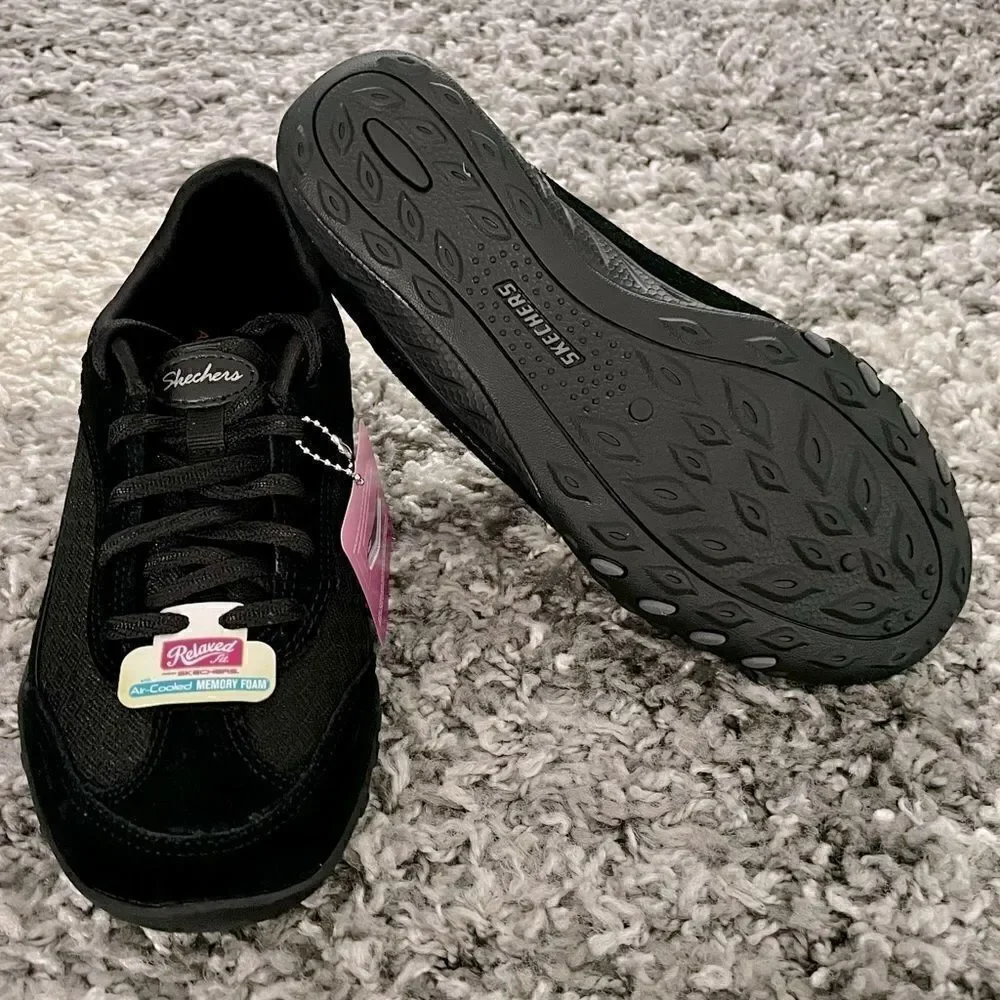 NWT Skechers Breathe Easy Simply Sincere Sneakers